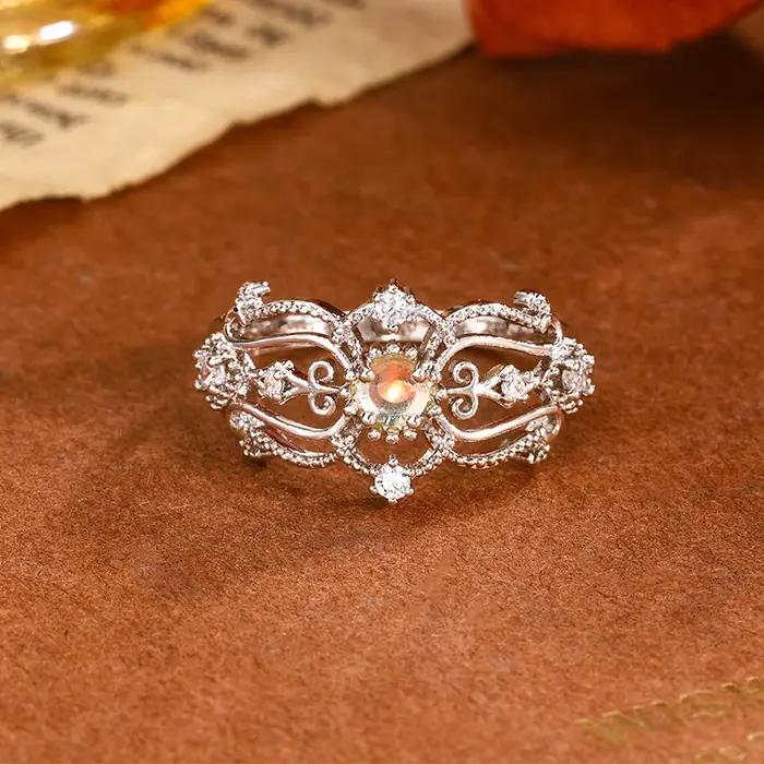 Bague classique pour femmes avec géométrie irrégulière
