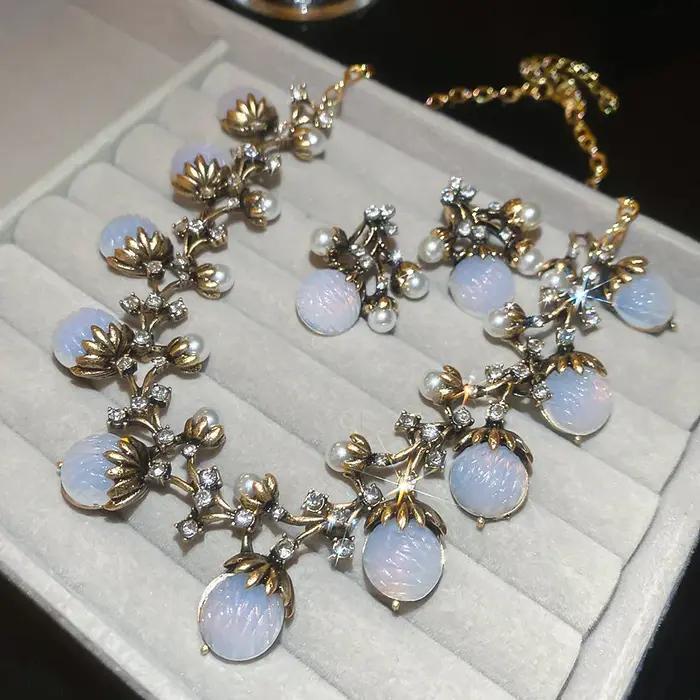 Ensemble de collier et boucles d'oreilles vintage en perle et diamant pour femmes, bijoux intemporels élégants pour occasions spéciales