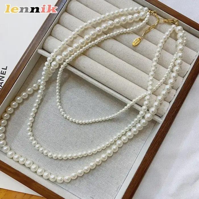 Collier long décoratif à perles superposées