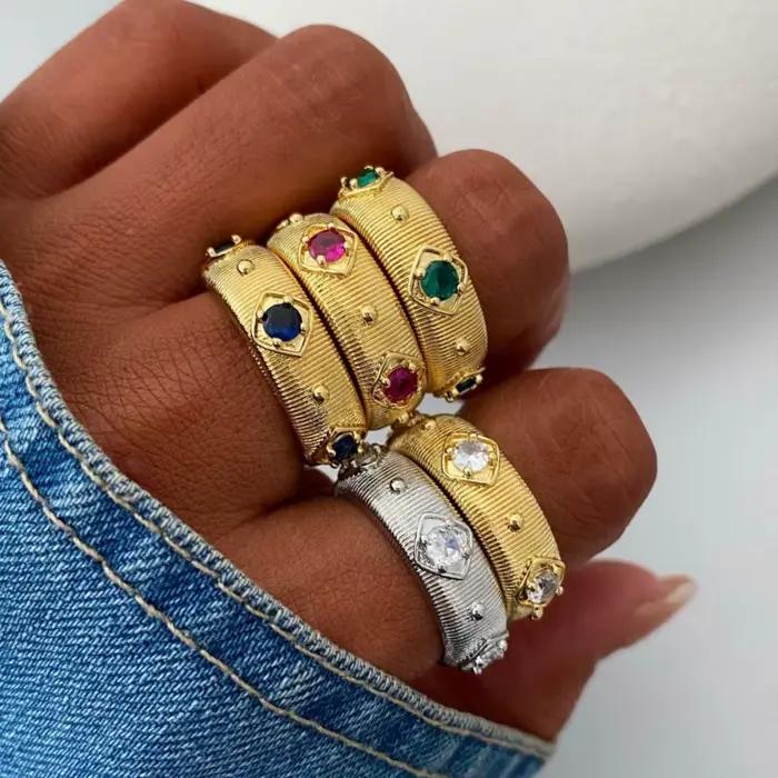 Bracelet rétro ouvert en métal plaqué or avec motifs géométriques pour femmes occasions spéciales