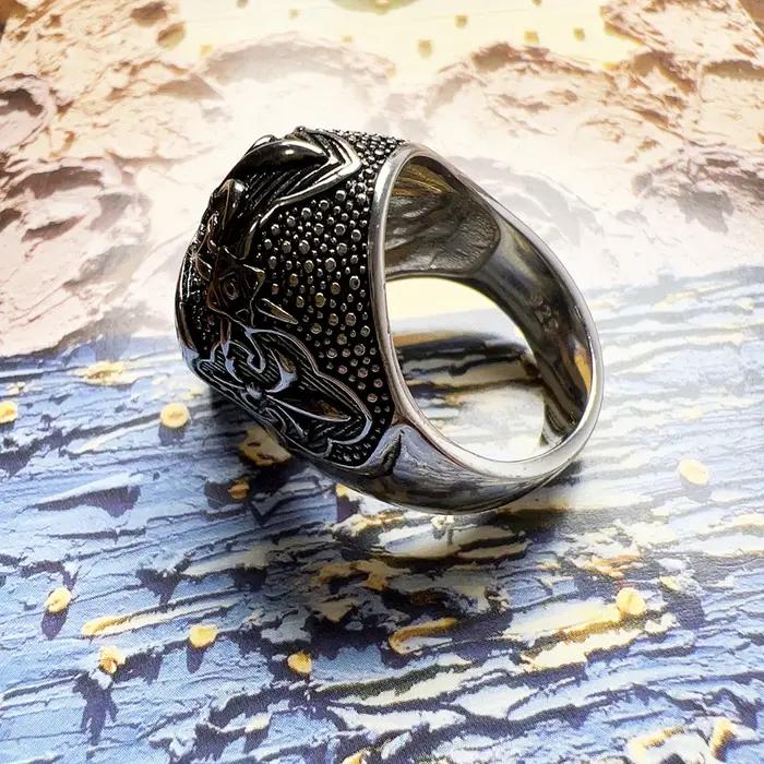Bague crâne de lys noirci