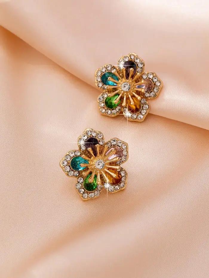 Une paire de boucles d'oreilles florales pour femmes