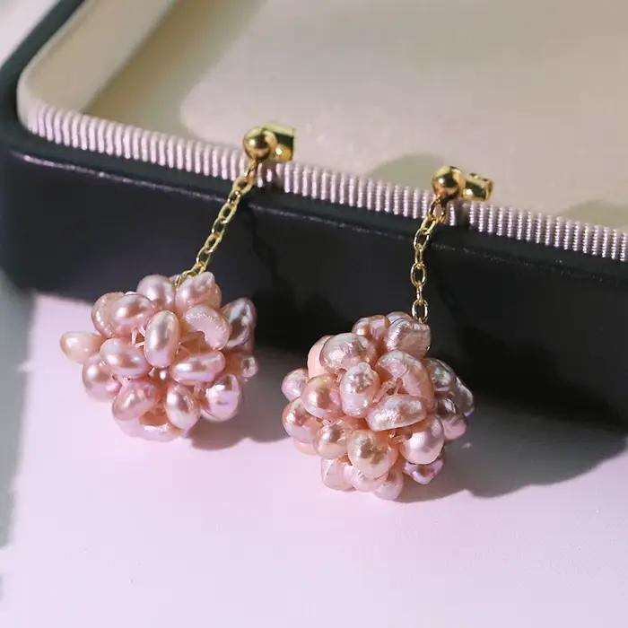 Boucles d'oreilles boule de perles naturelles blanches