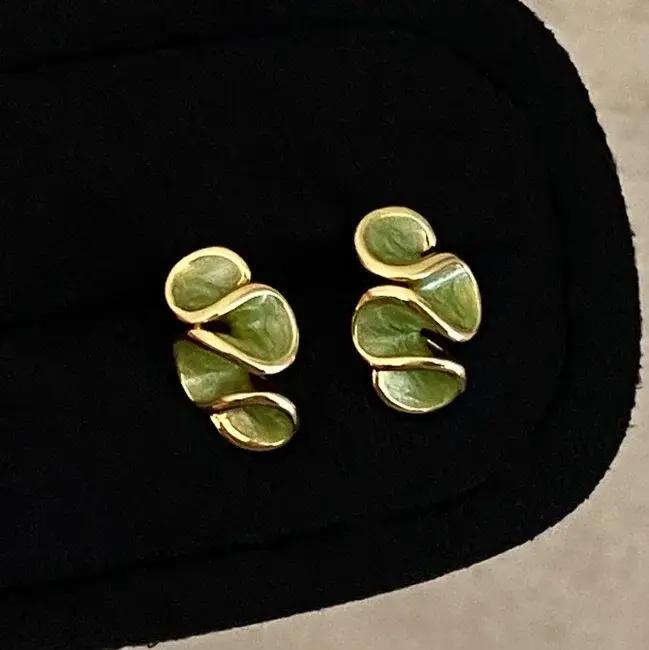 Boucles d'oreilles clous torsadées en émail couleur or pour femme, motif fleur pliée, bijou minimali