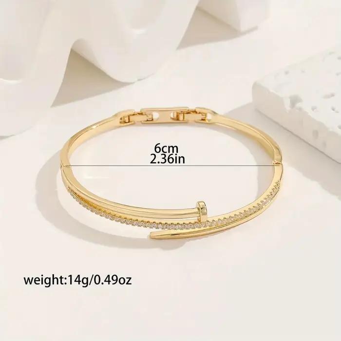 Un bracelet réglable en cuivre incrusté de zircon avec un design doux