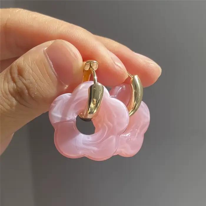 Boucles d'oreilles en résine de fleur acrylique rose, bijoux simples ronds creux en cuivre pour filles, cadeaux de personnalité de fête mignons, 2022