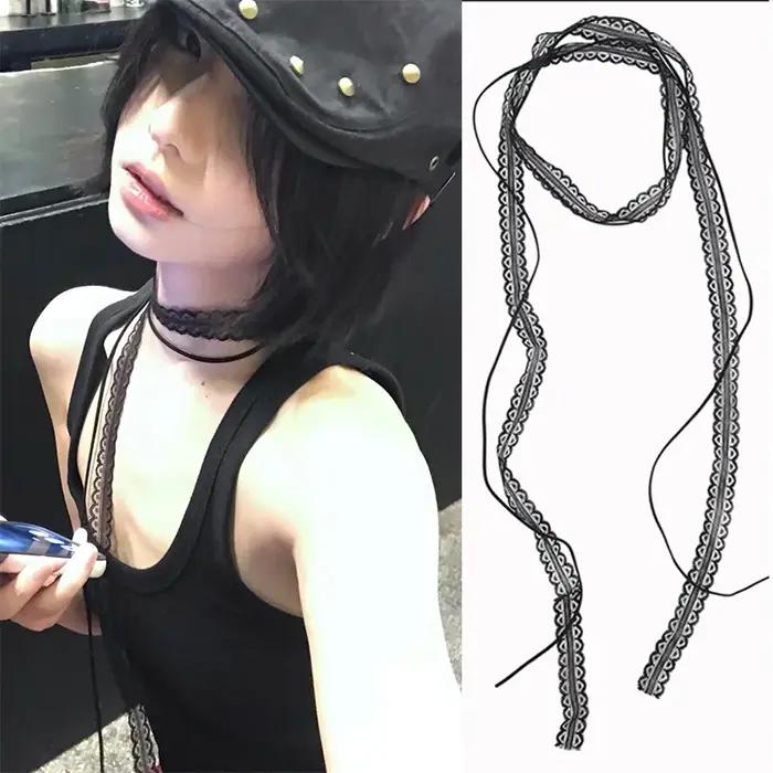 Collier en dentelle noire et blanche