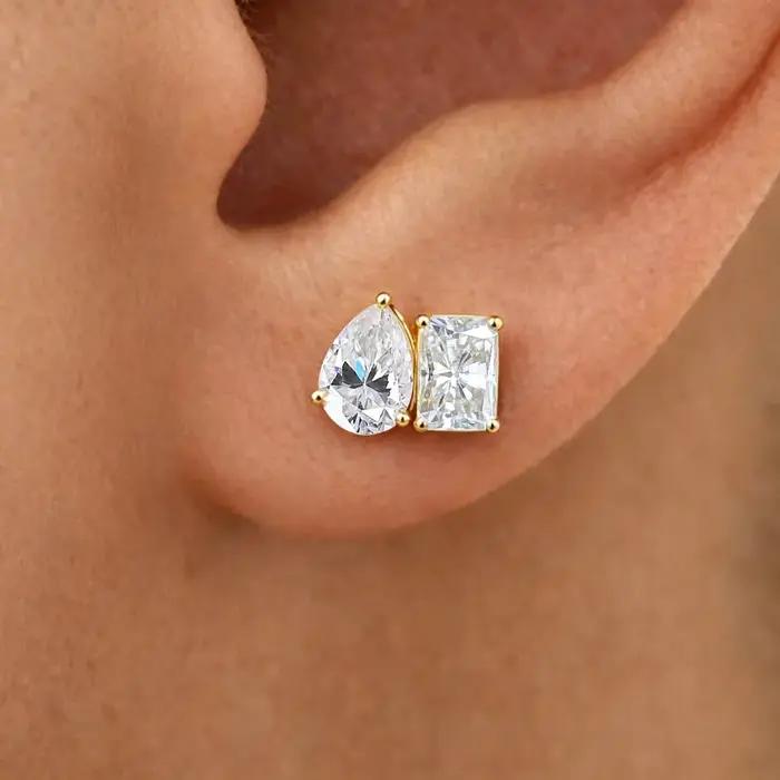 Boucles d'oreilles clous en moissanite à deux pierres (radiant et poire) 4cttw pour femme