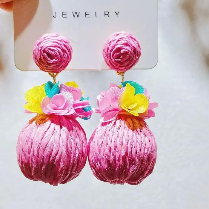 Boucles d'oreilles bohèmes Rafia sphériques à fleurs colorées