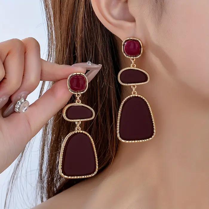 Une paire de boucles d'oreilles légères de luxe, sexy, tendance, à la mode, décontractées et polyvalentes pour femmes