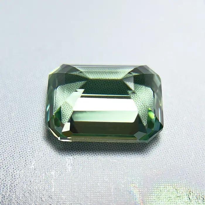 Saphir de laboratoire taille émeraude vert