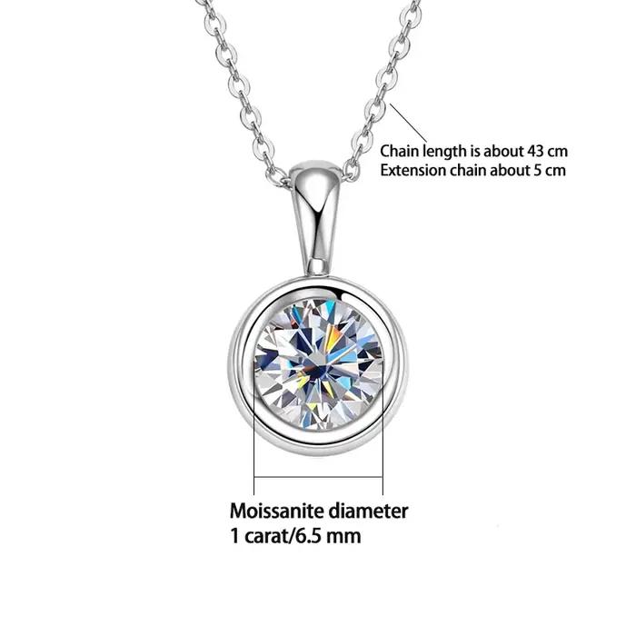 Un élégant collier pendentif en argent sterling 925 avec une moissanite de 1 carat