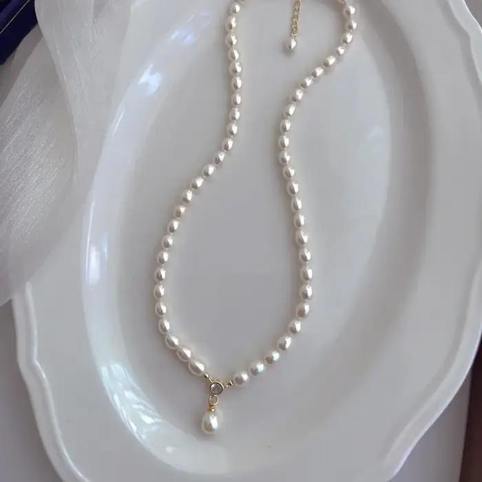Élégant collier de perles naturelles pour femmes à la mode rétro style français léger luxe assorti tous les fermoirs en cuivre riz blanc...