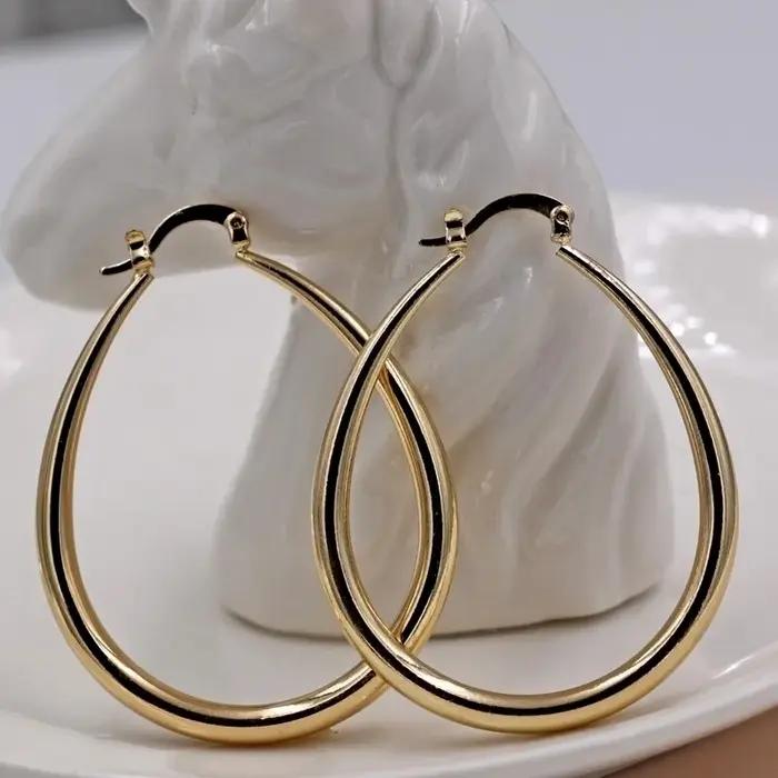 Boucles d'oreilles créoles lisses en or brillant pour femmes