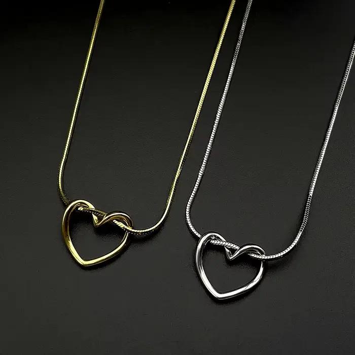 Collier chaîne serpent torsadé en acier inoxydable avec pendentif coulissant en forme de cœur creux pour femme, bijou délicat pour tous les jours