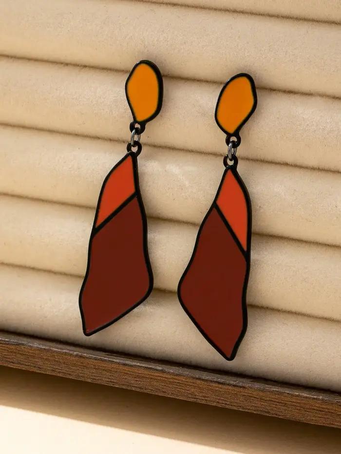 Une paire de boucles d'oreilles noires pour femmes avec un style tendance