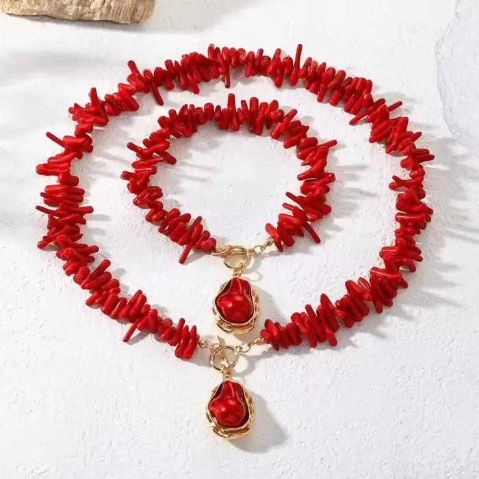Ensemble de bijoux asymétriques baroques en perles et corail rouge