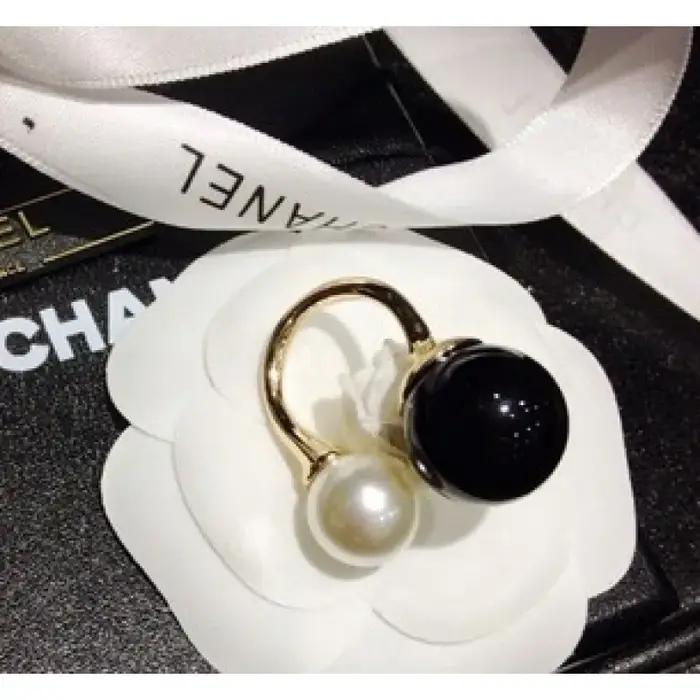 Bague ouverte en imitation perle noire et blanche à la mode pour femme