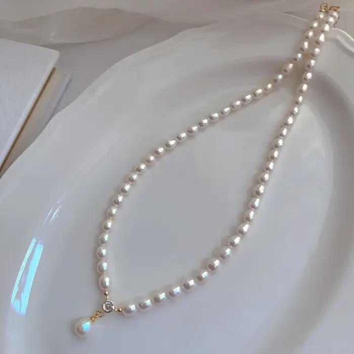 Élégant collier de perles naturelles pour femmes à la mode rétro style français léger luxe assorti tous les fermoirs en cuivre riz blanc...