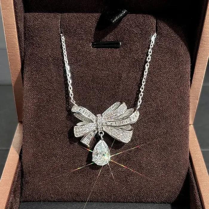 Collier pendentif nœud classique de luxe avec diamants brillants et moissanite