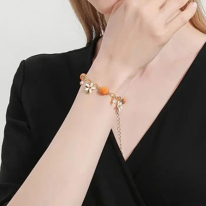 Bracelet en acrylique et cuivre style fleur orange douce pour femme occassions estivales fraicheur douceur naturelle style élégant