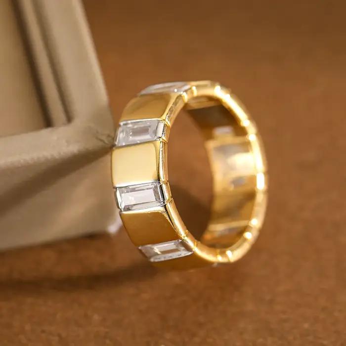 Bague élégante à large bande avec pierres synthétiques baguette