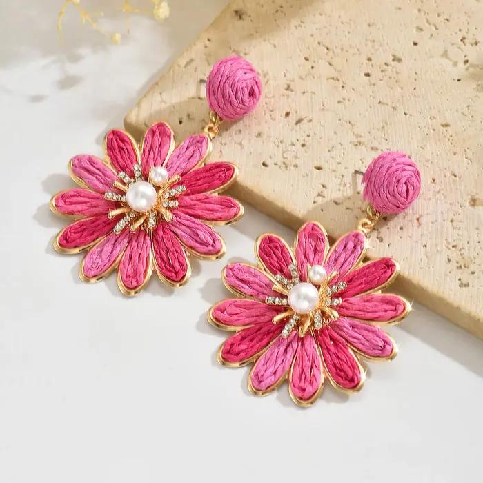 Boucles d'oreilles bohémiennes élégantes et colorées en forme de fleur de raphia pour femmes et filles