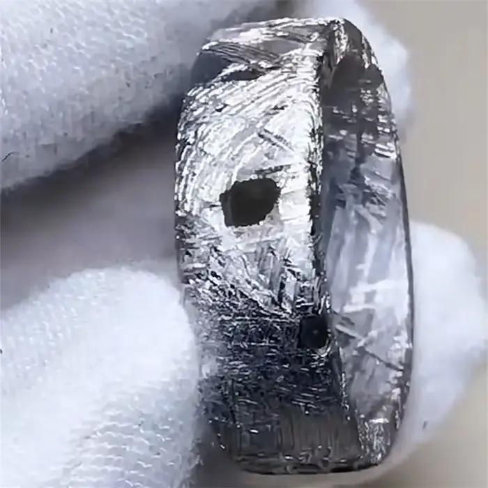 Bague en météorite faite à la main