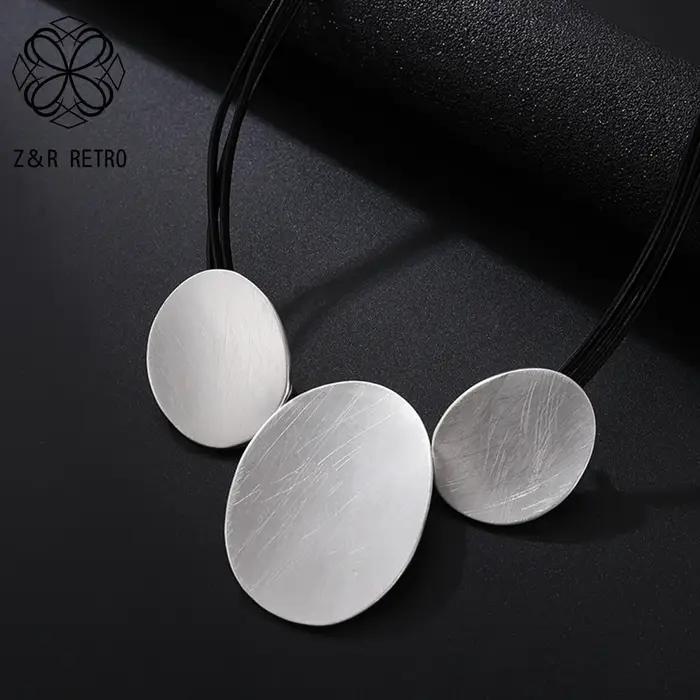 Collier en cuir avec pendentif en plaqué argent style vendange pour femmes occasions spéciales elegance moderne