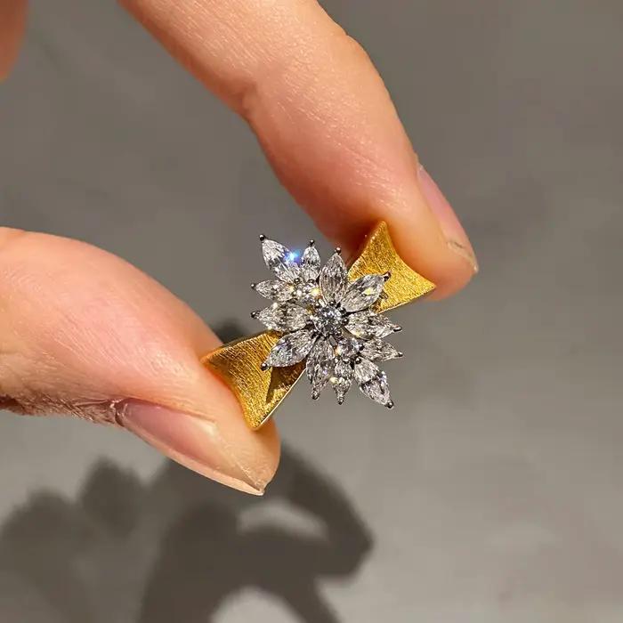 Bague flocon de neige brossé de style palais avec incrustation de diamants inspirés