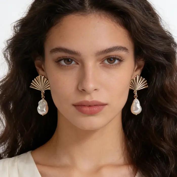 Boucles d'oreilles pendantes en perles baroques en forme d'éventail en or