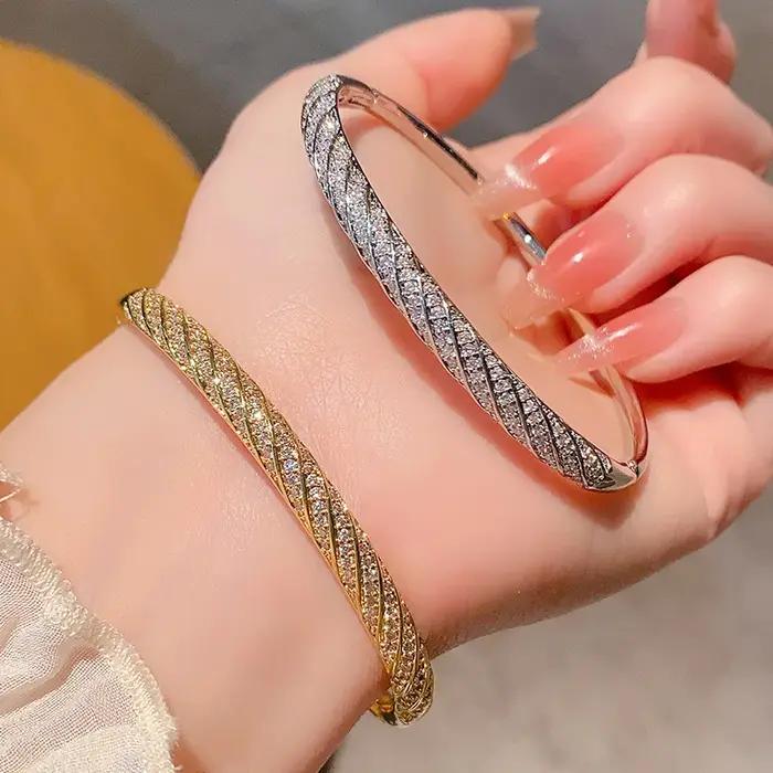 Bracelet jonc en laiton plaqué or 18 carats pour femmes élégantes avec tracker de fitness pour bureau et soirées spéciales