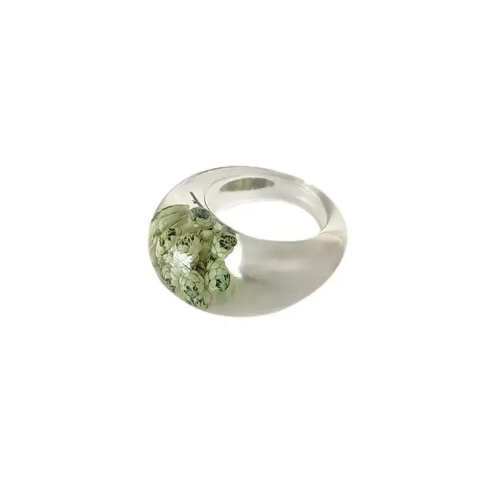 Bague en résine transparente avec de vraies fleurs