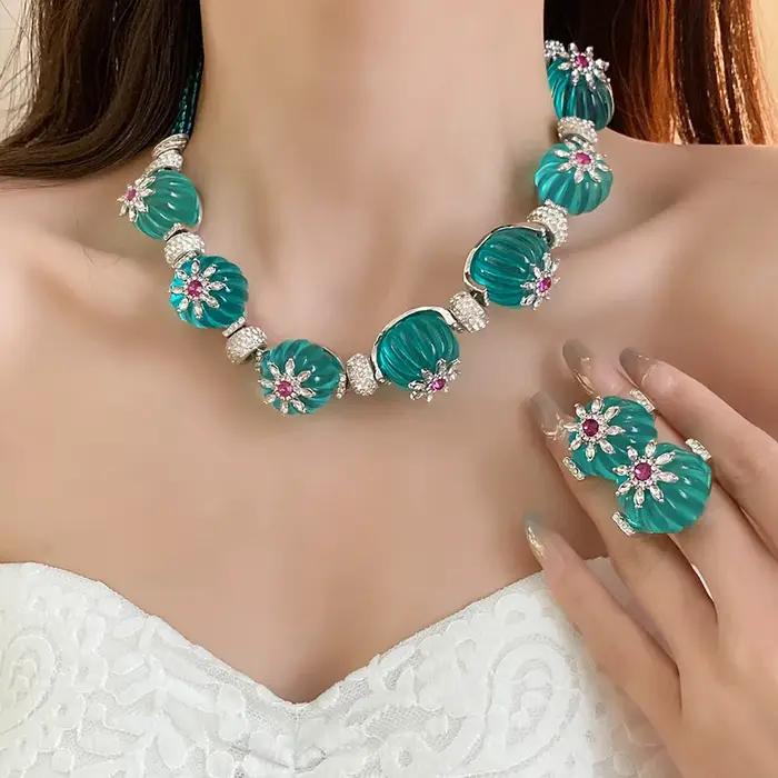 Collier de boucles d'oreilles à motif de fleurs en résine avec une chaîne de clavicule rétro et élégante