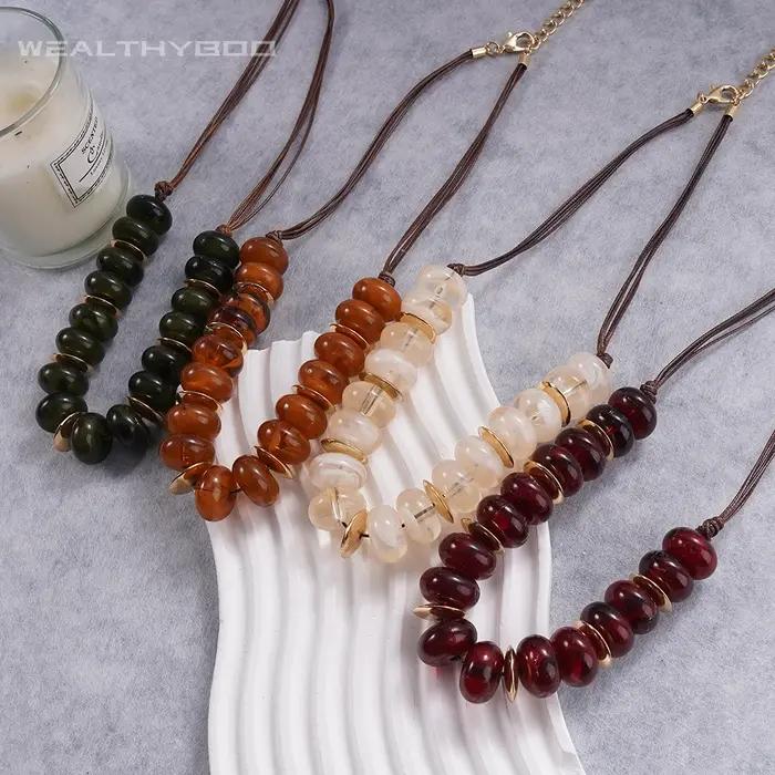 Collier pendentif à breloque en corail rouge Vintage