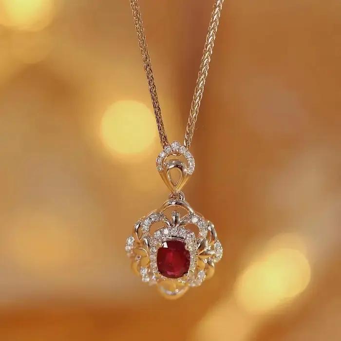 Collier classique avec pendentif en grenat brillant