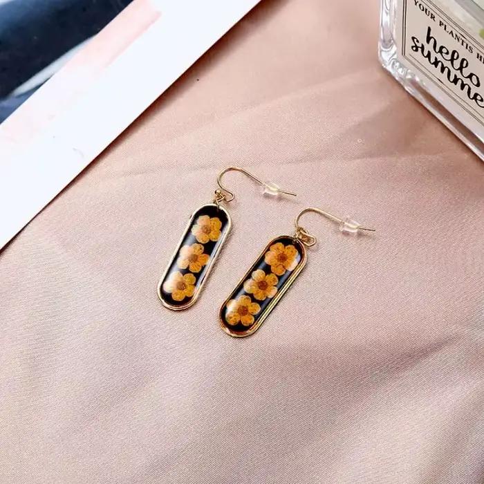 Boucles d'oreilles élégantes en résine époxy avec fleurs naturelles séchées, faites à la main, géomé