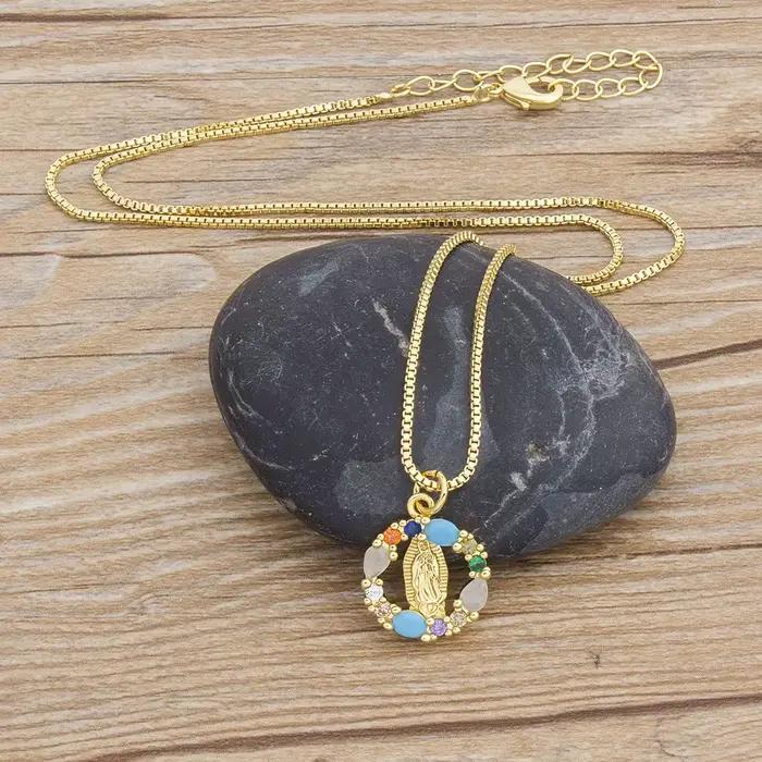 Collier vierge Marie en zircone cubique or jaune clair avec pendentif géométrique pour femmes occasions spéciales religieuses