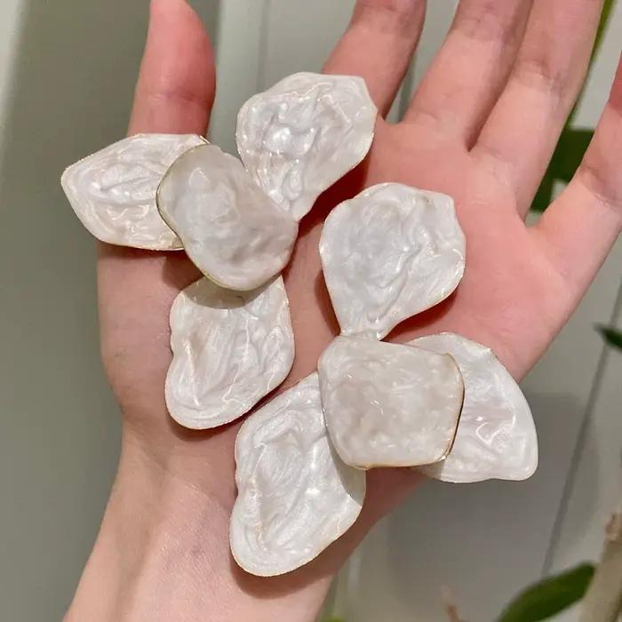 Boucles d'oreilles clous vintage en émail blanc avec grandes fleurs en métal pour femmes