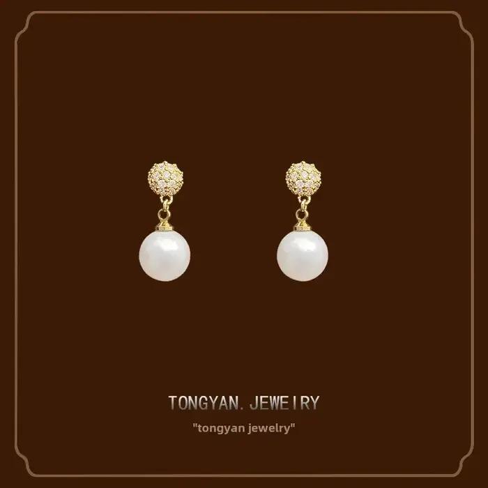 Boucles d'oreilles clips élégantes et polyvalentes de style français perles rouges pour femmes occasions spéciales tendance subtile sophistication douce et féminine