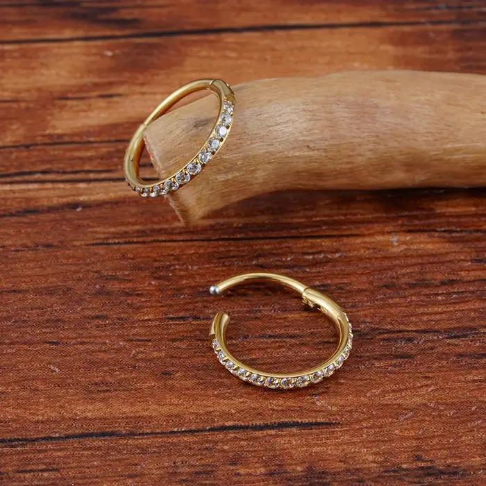 Boucle d'Oreille Huggie en Titane ASTM F136 avec Zirconium Cubique Pour Hommes Femmes Enfants Occasions Spéciales