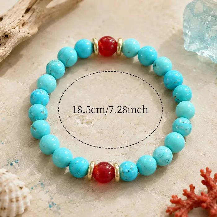 Un bracelet vintage de style bohème avec des perles rouges et vertes contrastées - parfait pour un usage quotidien
