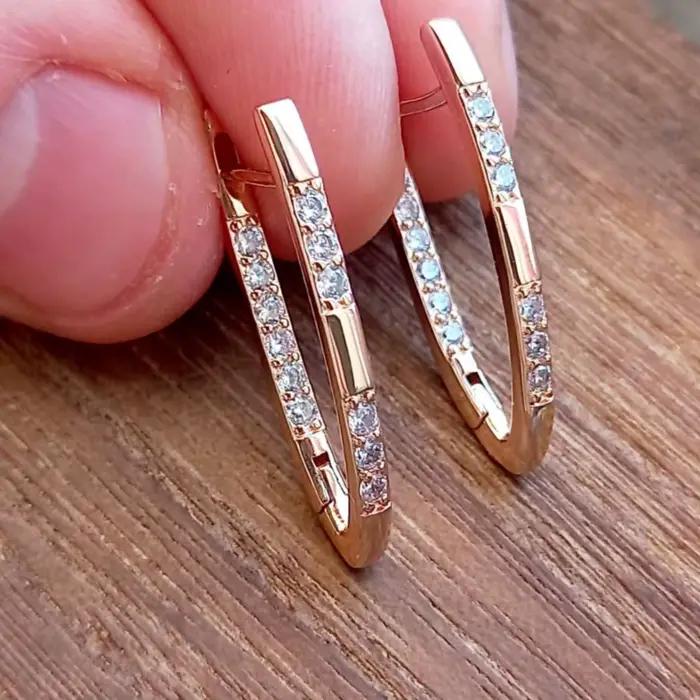 Boucles d'oreilles en forme de V vintage en or jaune clair incrustées de zircon pour femmes bijoux de fête cadeaux de luxe pour occasions spéciales
