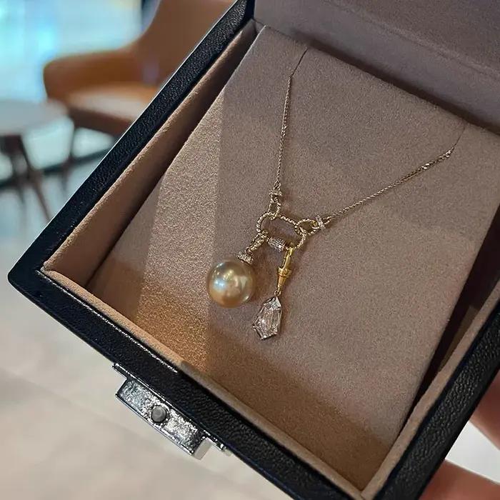 Pendentif ovale en perles de cristal et diamant