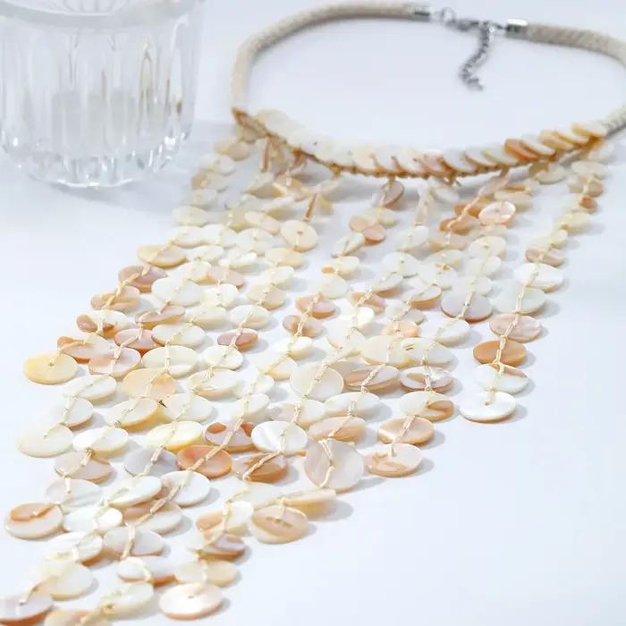 Collier à pampilles multicouche en coquillages tissé à la main