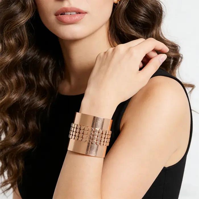 Bracelet manchette large moderne et audacieux en nid d'abeille