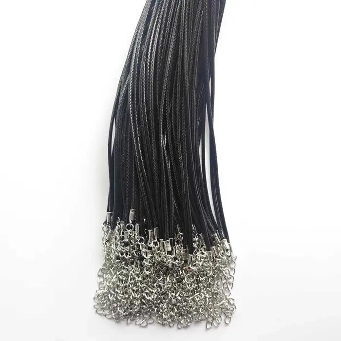 Collier cordon en cuir noir à la mode