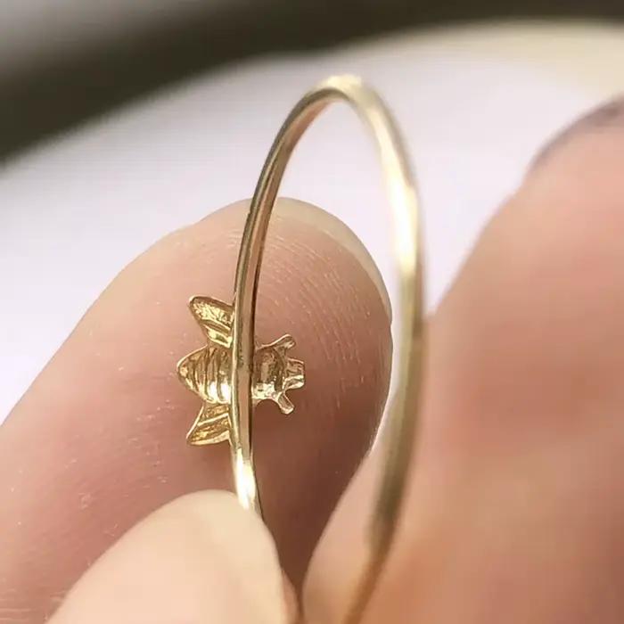 Bague empilable d'abeille remplie d'or 14K classique pour femmes pour soirées et occasions spéciales minimaliste et élégante à offrir