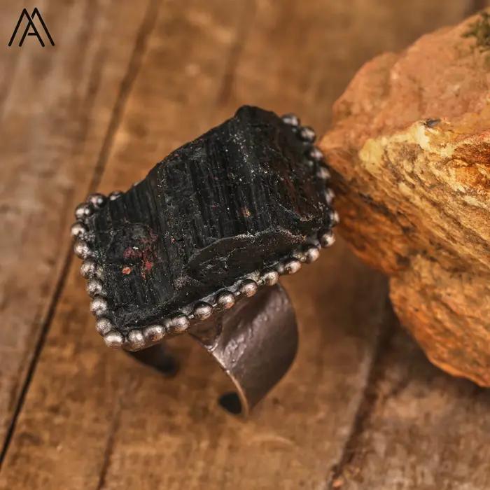 Bague en Tourmaline Noire Brute, Style Bohème Gothique, Accessoire Unisexe Pour Occasions Spéciales et Usage Quotidien