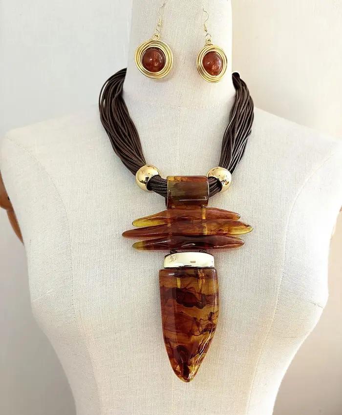 Ensemble de boucles d'oreilles et collier avec pendentif en corne en résine exagérée pour femmes